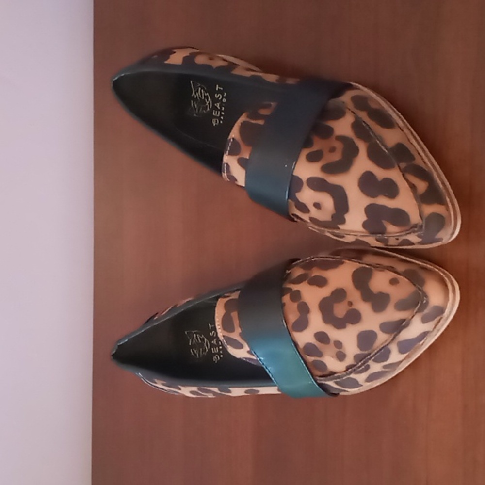Beast Fashion Animal Print, Wooden Bottom Flats Size 6